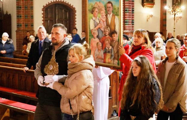 Rodziny z Wałbrzyskiej Kolegiaty wznoszące procesyjnie relikwie i obraz błogosławionej rodziny Ulmów