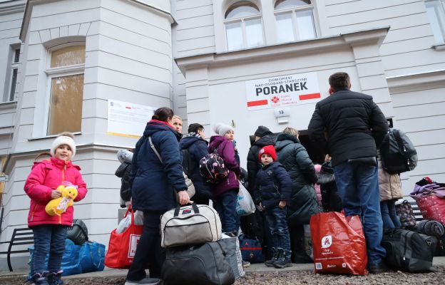 Uchodźcy wojenni z Ukrainy w dniu przybycia do domu „Poranek” w Zagórzu Śl.