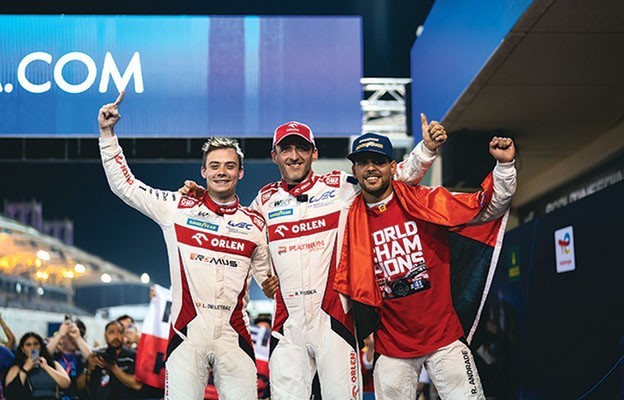 Załoga #41 ORLEN Team WRT świętuje zwycięstwo mistrzostw świata w Bahrajnie