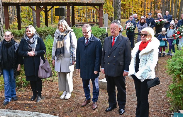 Kwiaty składają: konsul honorowy RL i burmistrz Myśliborza