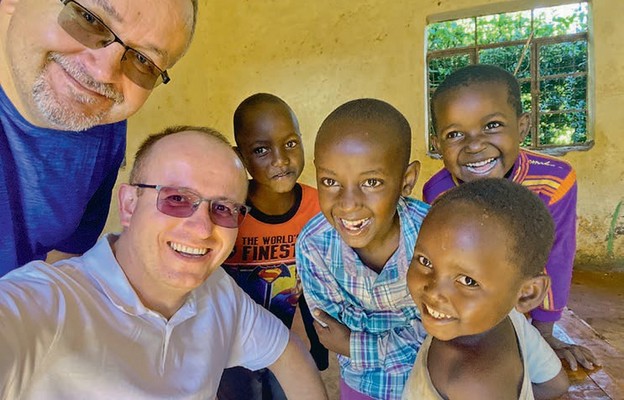 Kapłani z Polski wśród kenijskich dzieci