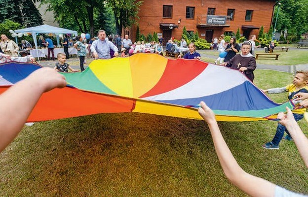 Na pikniku parafialnym dzieci mogły wziąć udział w wielu zabawach