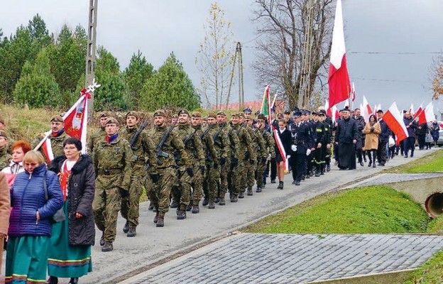 W uroczystościach wzięli udział m.in. przedstawiciele służb mundurowych i OSP