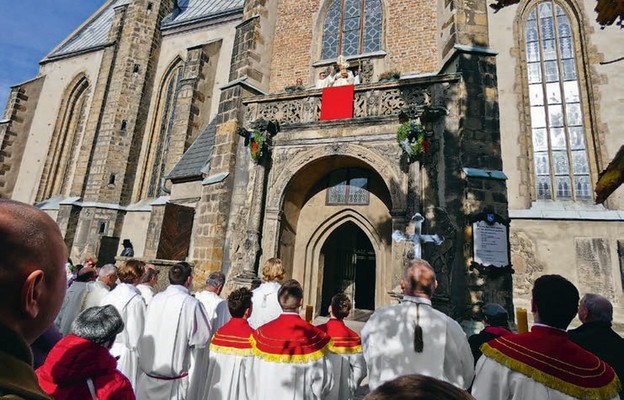 Biskup legnicki udziela błogosławieństwa relikwiami św. Marcina