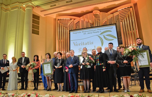 Laureaci Nagrody „Veritatis Splendor” 2023 oraz przedstawiciele organizatorów