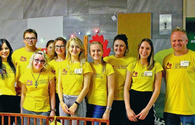 Wolontariuszy wyróżniają uśmiech i żółte koszulki z logo fundacji