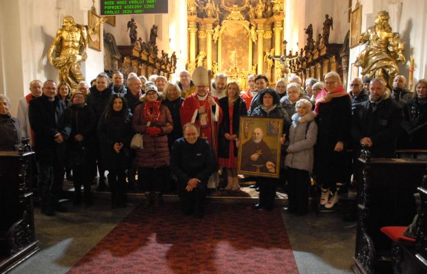 Pamiątkowe zdjęcie po uroczystej Eucharystii