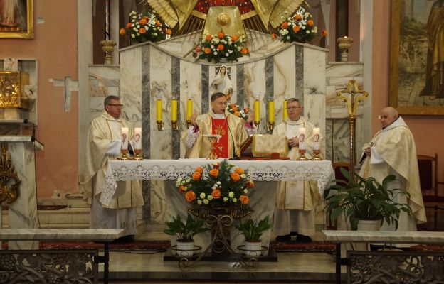 W niedzielnej Eucharystii bp Bałabuchowi towarzyszyli duchowni z kłodzkich parafii