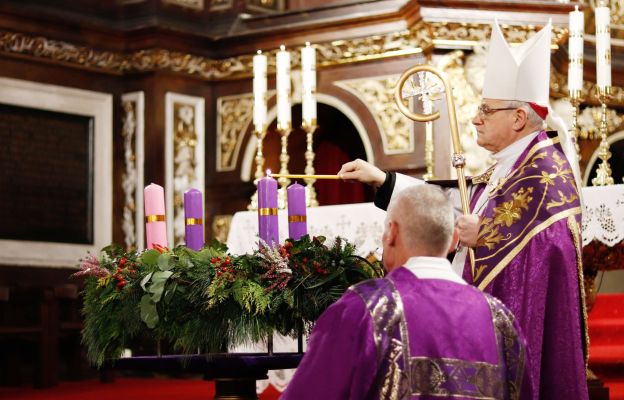 Symbolicznym znakiem rozpoczęcia Adwentu było błogosławieństwo wieńca i zapalenie pierwszej świecy przez bp. Marka Mendyka 