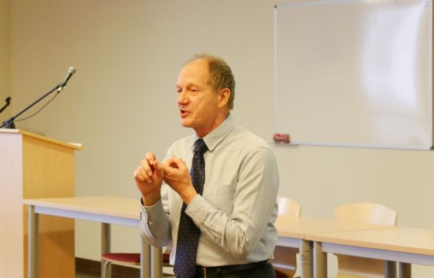 Michał Dąbrowski w czasie swojego wykładu