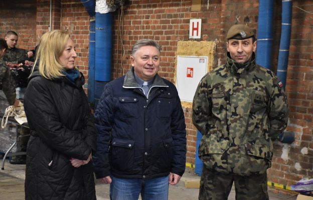 Od lewej: Joanna Kot [MOPS Wrocław], ks. Dariusz Amrogowicz [Caritas Archidiecezji Wrocławskiej], płk. Rafał Jarosz [16. Brygada Wojsk Obrony Terytorialnej]