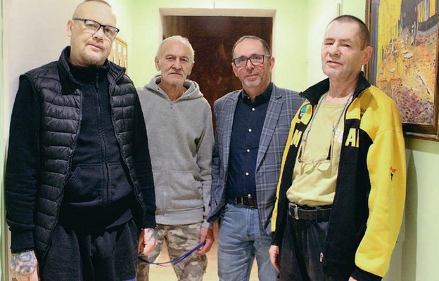 Tomek Manikowski (drugi od prawej) z podopiecznymi Fundacji Tomka Manikowskiego „Dogonić Marzenia”