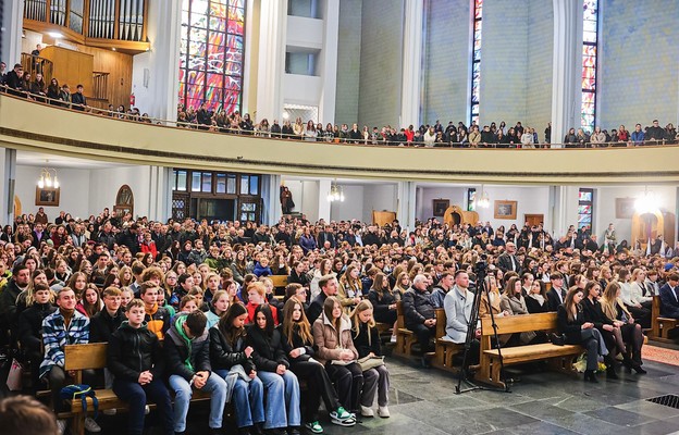Rzeszowską katedrę wypełniła młodzież z całej diecezji, 40 osób wstąpiło w szeregi KSM