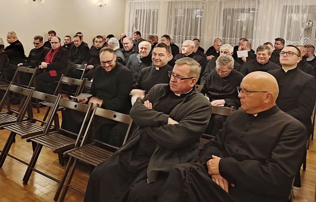 Kapłani podczas spotkania w parafii Podwyższenia Krzyża Świętego w 