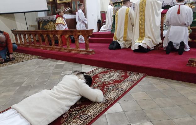 Podczas śpiewu litanii do wszystkich świętych przyszła dziewica konsekrowana leżała krzyżem