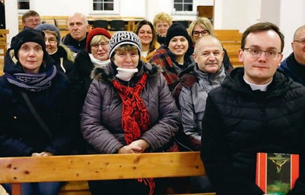Uczestnicy spotkania Szkoły Modlitwy z parafii Świętych Aniołów Stróżów
w Wałbrzychu z duszpasterzem