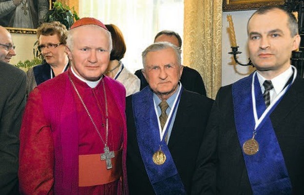 Pamiątkowe zdjęcie – odznaczenia „Pro Ecclesia Premisliensi” 2014 r. (pan Stefan w środku)