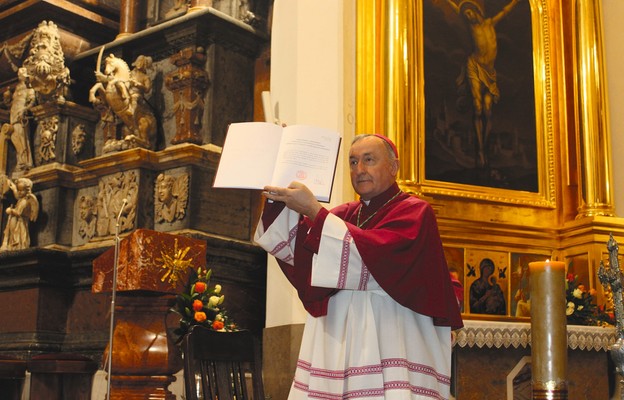 Biskup tarnowski Andrzej Jeż prezentuje podpisany dokument końcowy