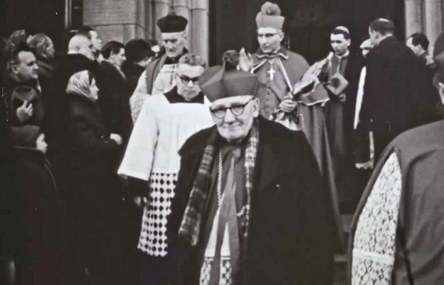 Biskup Stanisław Czajka (na pierwszym planie) po konsekracji bp. Tadeusza Szwagrzyka
