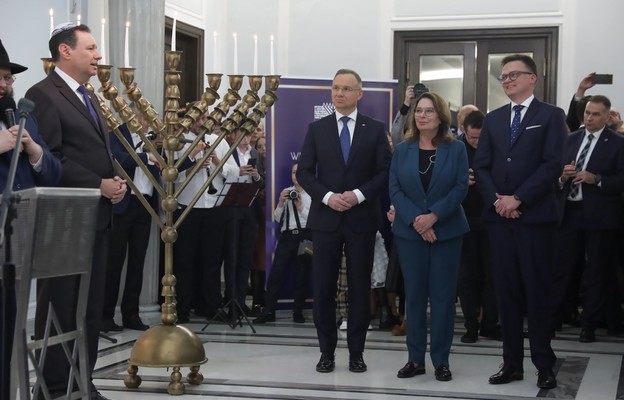 Prezydent Andrzej Duda, ambasador Izraela w Polsce Yacov Livne, marszałek Sejmu Szymon Hołownia i marszałek Senatu Małgorzata Kidawa-Błońska podczas ponownego zapalenia świecy chanukowej w gmachu Sejmu