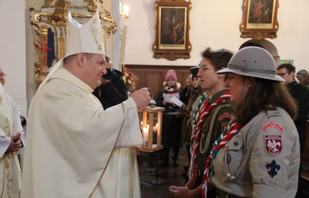 Betlejemskie Światło Pokoju przyjął z rąk harcerzy bp Adrian Put