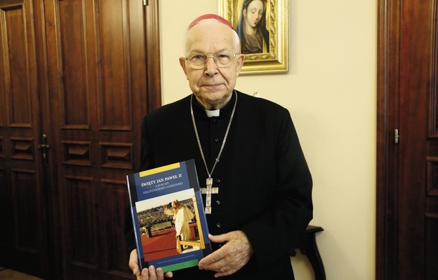 Bp Paweł Socha ma wiele wspomnień związanych
z osobą św. Jana Pawła II