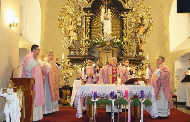 Mszę świętą celebrował bp Marek Mendyk wraz z aktualnym i byłym proboszczem parafii