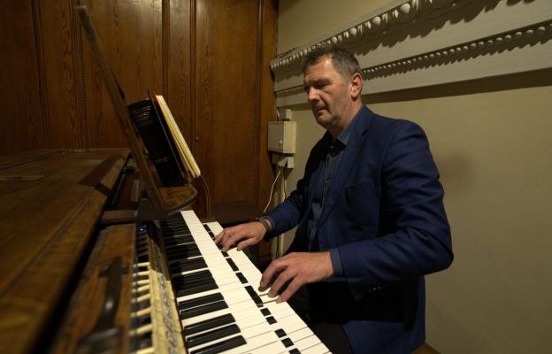 Prof. Witold Zalewski jest prof. UPJPII, pierwszym organistą katedry na Wawelu, autorem licznych opracowań pieśni kościelnych