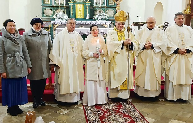 Małgorzata Przybylska wraz z biskupem, kapłanami i paniami w powołaniu po uroczystości konsekracji