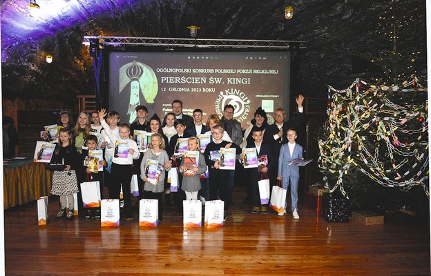 Laureaci, wyróżnieni i przedstawiciele jury oraz organizatorów konkursu
