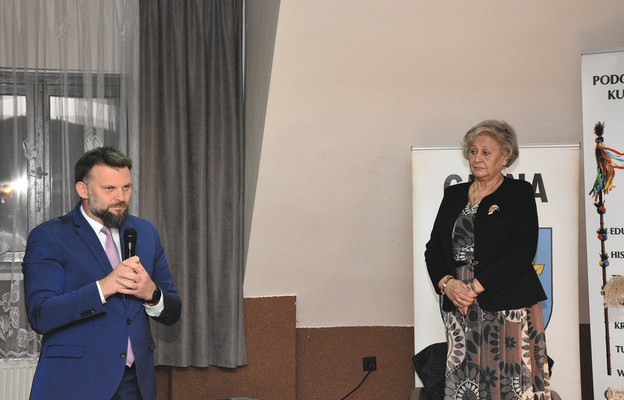 Teresa Biernat podczas promocji książki. Gratulacje składa Tomasz Gromala, wójt gminy Lipnica Murowana