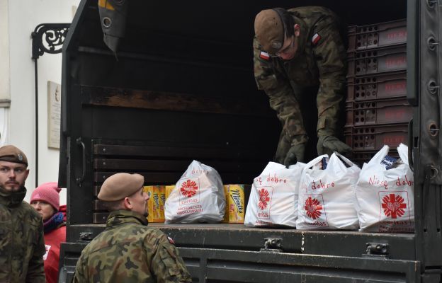 Żołnierze 16. Brygady Wojski Obrony Terytorialnej pomagają w rozprowadzaniu paczek świątecznych