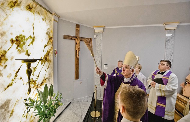 Abp Wacław Depo święci odnowioną kaplicę adoracji