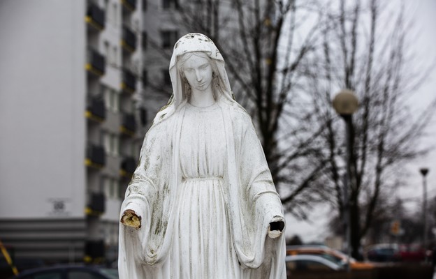 Uszkodzona figura Matki Bożej przed kościołem Pierwszych Męczenników Polskich w Częstochowie, luty 2021 r.