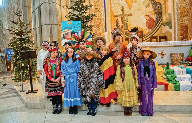 Kolędnicy misyjni z parafii Matki Bożej Królowej Polski z Krakowa – Woli Justowskiej