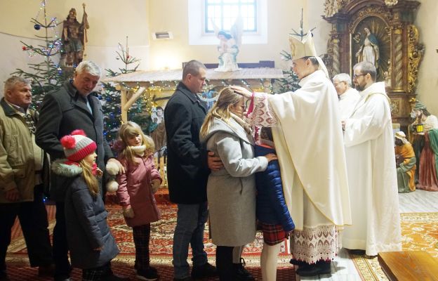 Na zakończenie Eucharystii, bp Bałabuch udzielił indywidualnego błogosławieństwa wszystkim obecnym rodzinom 