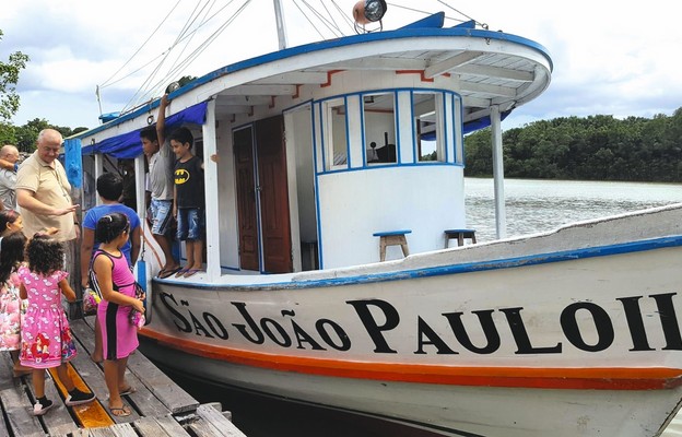 Brazylia. Barka, która służy tarnowskim misjonarzom w dotarciu do wiosek