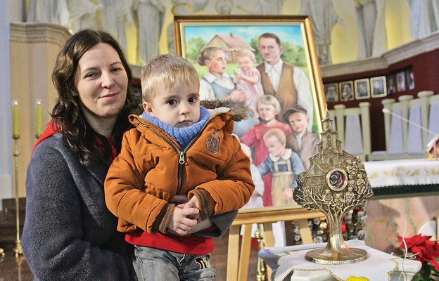 Joanna Talaga z synem Jasiem przed relikwiami bł. Ulmów modlili się za całą rodzinę