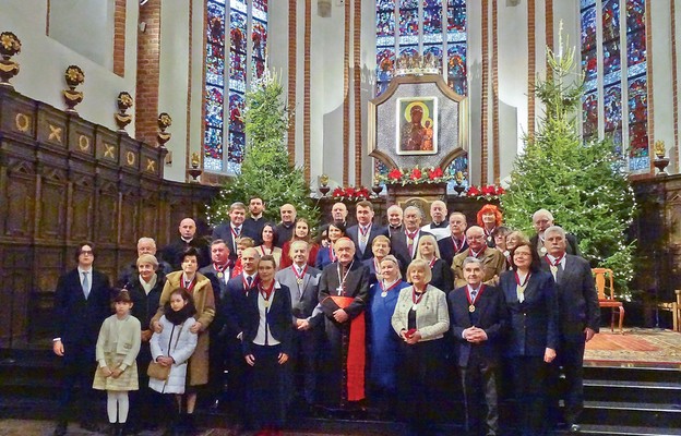 Odznaczeni medalem „Za zasługi dla Archidiecezji Warszawskiej” z biskupami i swoimi proboszczami
