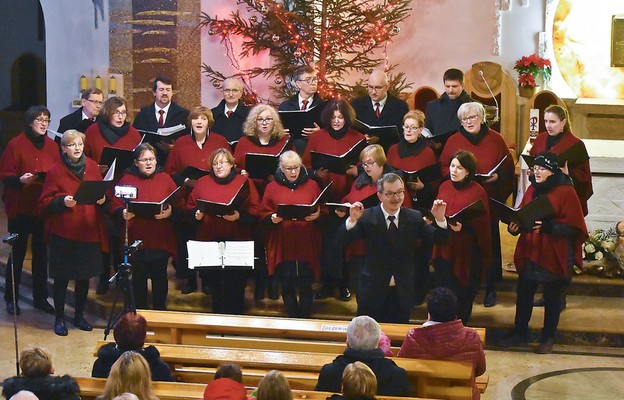 Krzysztof Krzemień kieruje wspólnym śpiewem