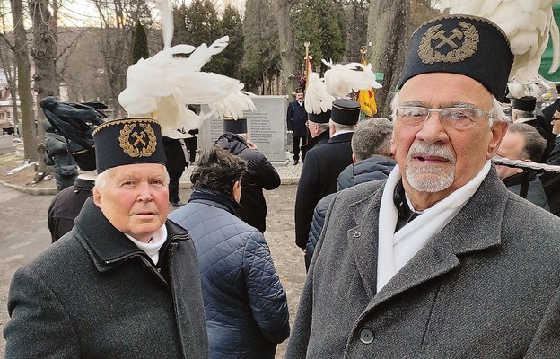 Wałbrzyscy górnicy podczas uroczystości na cmentarzu