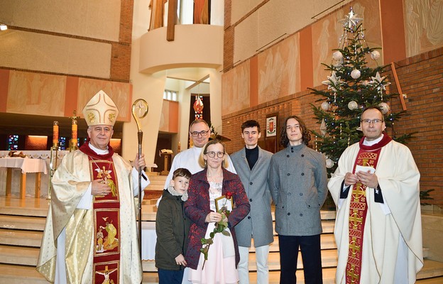 Państwo Radek z synami w towarzystwie księdza biskupa i księdza proboszcza