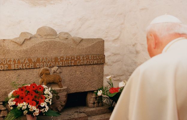 Jan Paweł II przy grobie biskupa Teodora Benscha w katedrze w Gorzowie Wlkp.