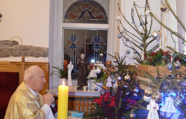 Bp Ignacy Dec podczas adoracji Najświętszego Sakramentu 