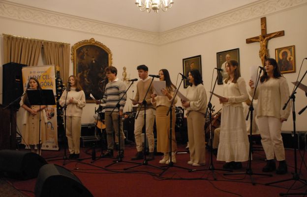 O piękna oprawę muzyczną spotkania zadbał zespół muzyczny Grupy 20 „Po strunach do nieba”. 