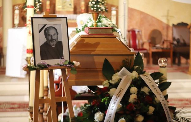 Ks. Tadeusz Isakowicz-Zaleski spoczął na cmentarzu parafialnym w Rudawie