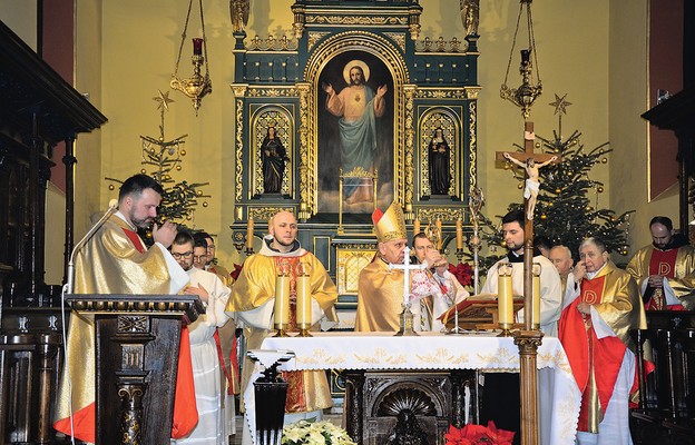 Bp Jan Kopiec pobłogosławił zebranych relikwiami św. Józefa Sebastiana Pelczara