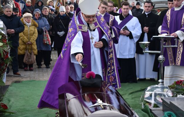 Uroczystościom pogrzebowym przewodniczył bp Jacek Kiciński