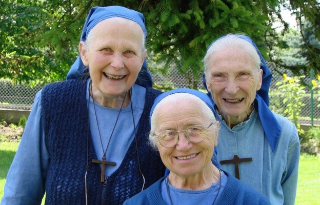 Siostra Teresa (u góry z lewej) była zawsze uśmiechnięta
