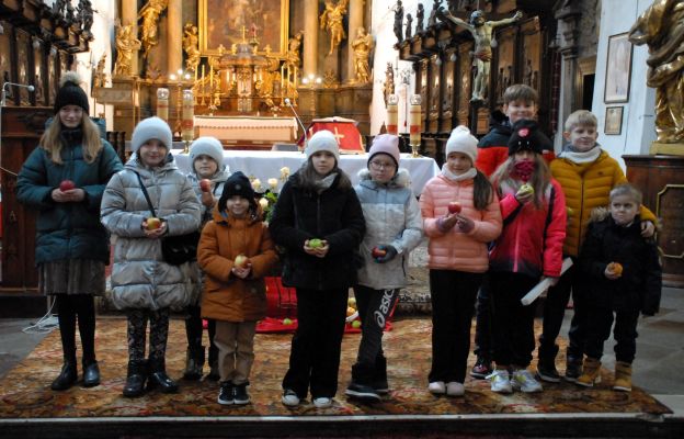 Po Eucharystii dzieci otrzymały przy ołtarzu jabłka św. Doroty.